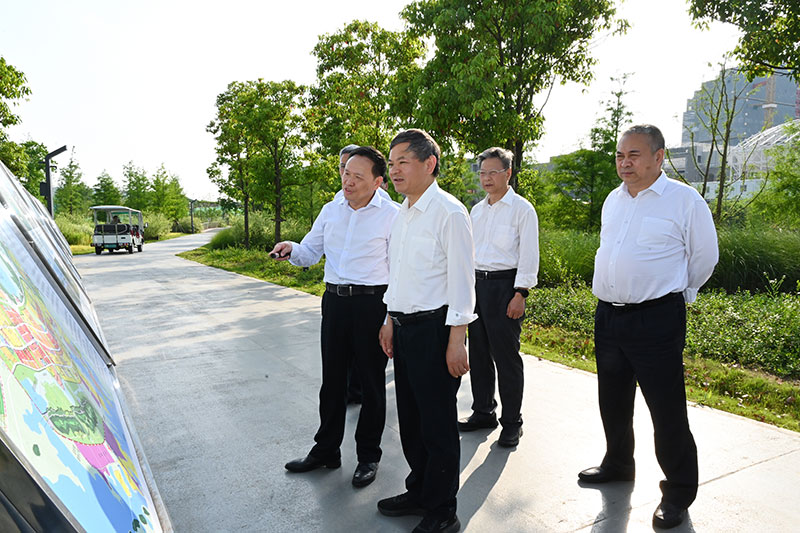 生態(tài)環(huán)境部部長黃潤秋赴湖北武漢調(diào)研生態(tài)環(huán)境保護工作