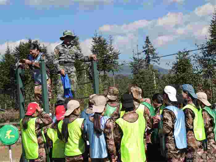 拓展羨項目 ——信任背摔